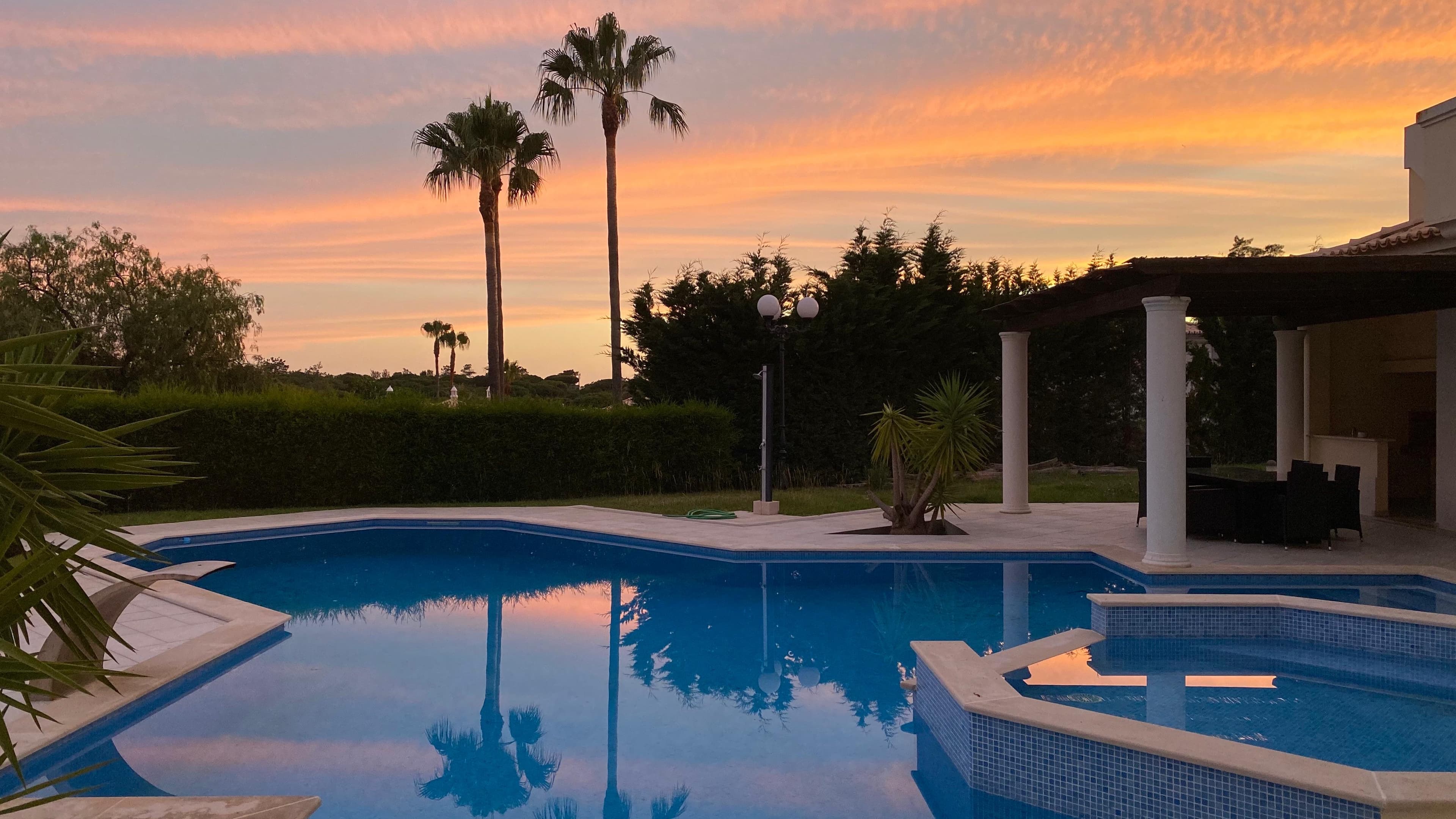 Villa de luxo com piscina e jardim ao pôr do sol